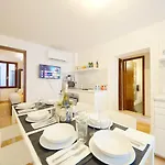 Calle Dei Fabbri Marble Apartament